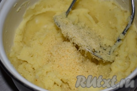 Натираем на терке сыр и добавляем в пюре (немного сыра оставьте для посыпки верха нашего "пастушьего пирога").
