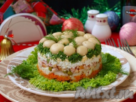 Застелить салатными листьями форму, чтобы края немного выходили за её пределы. Накрыть сверху форму тарелкой, аккуратно перевернуть тарелку и снять форму. Вкусный и красивый салат "Грибная поляна" с копчёной курицей и шампиньонами подать к праздничному столу.