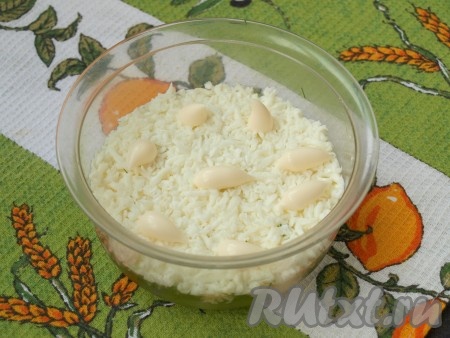 Разделить яйца на желтки и белки. Сначала равномерно выложить желтки, размятые вилкой, капнуть немного майонеза. Затем выложить белки, натёртые на крупной тёрке, прижать слой ко дну, чтобы всё хорошо зафиксировалось. Нанести майонез.