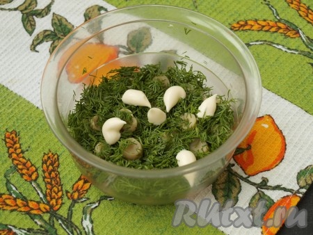 Измельчить укроп и выложить его слоем поверх грибов. Смазать майонезом.