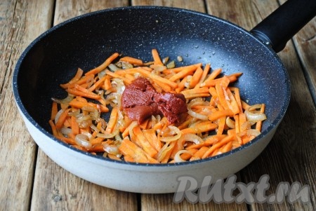 К обжаренным овощам добавить томатную пасту. 