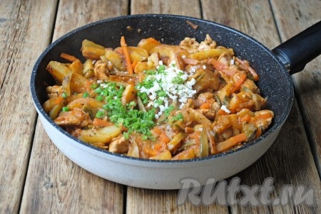 В самом конце приготовления на сковороду с азу из индейки добавить&nbsp;измельченный чеснок и зелень.&nbsp;
