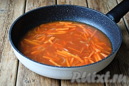 Влить воду или мясной бульон. 