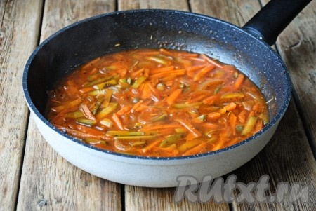 Выложить нарезанные огурцы, накрыть сковороду крышкой и тушить на небольшом огне 5-7 минут. 