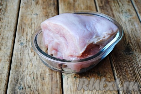 Мясо (я готовила филе индейки) вымыть и обсушить.&nbsp;
