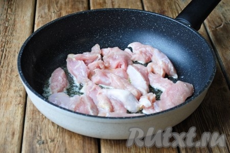 В горячее масло выложить кусочки индейки. 