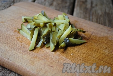 Солёные огурцы нарезать соломкой.&nbsp;
