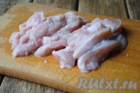 Мясо нарезать длинными брусочками, размер которых, примерно, 4 сантиметра в длину и 1 сантиметр в толщину.
