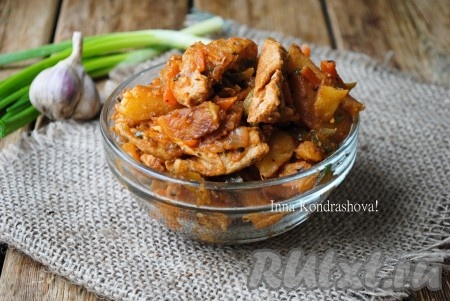 Очень вкусное, сытное и ароматное азу&nbsp;из индейки, приготовленное на сковороде, разложить по порционным тарелкам и подавать на стол. 