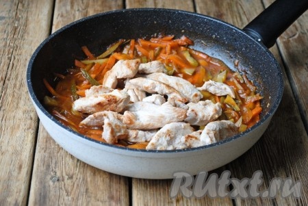 После этого добавить в сковороду кусочки индейки, перемешать, накрыть крышкой и тушить на медленном огне 15-20 минут.&nbsp;
