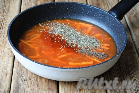 Посолить, добавить чёрный молотый перец, молотую паприку и прованские травы, перемешать и довести до кипения.&nbsp;
