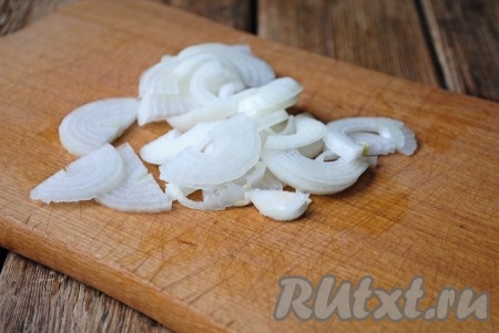 Очищенный лук нарезать полукольцами.&nbsp;
