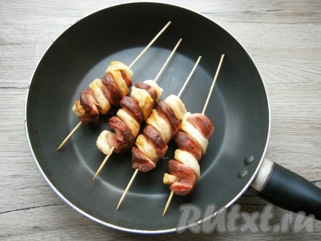 Жарить сосиски с тестом в достаточном количестве растительного масла на среднем огне или во фритюре до румяности со всех сторон. Жарятся сосиски достаточно быстро - минуты 3-4.
