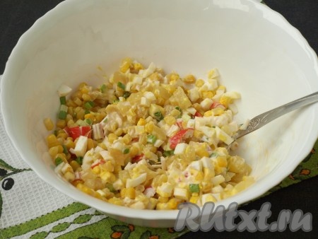 Салат посолить и поперчить, смешать с майонезом.