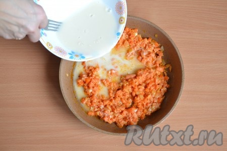 Сразу же влить приготовленную мучную смесь в сковороду и перемешать.
