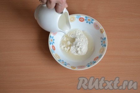 В миску всыпать муку и влить 100 мл холодной воды, тщательно перемешать до однородности. Для того чтобы подлива получилась нежной, с приятной однородной консистенцией, не должно быть комочков, поэтому для тщательного перемешивания можно воспользоваться венчиком или миксером.

