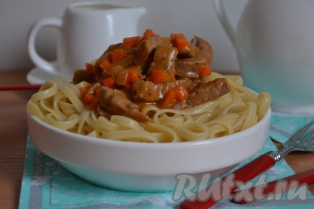 Макароны отварить до готовности, в соответствии с инструкцией на упаковке, и подать с подливой из говядины к столу. Блюдо получается сытным и необыкновенно вкусным.