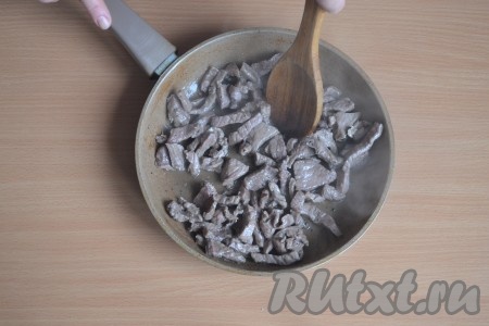 Обжаривать мясо на сильном огне, периодически помешивая, в течение 5-7 минут. Огонь снижать не нужно, иначе говядина выделит много сока и станет жесткой. Обжаренное мясо убрать со сковороды.