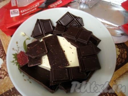 Сначала нужно растопить шоколад, для этого в миску (или в кастрюльку) положить масло и поломанный на кусочки шоколад.
