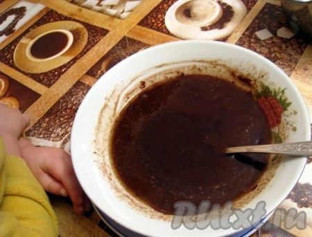 Если расплавлять шоколад и масло в микроволновке, то лучше выбрать пониженную мощность (500-600 Вт) и растапливать 2-3 минуты. Если будете растапливать масло с шоколадом на плите, то лучше делать это на слабом огне, постоянно помешивая. В процессе растапливания не доводите массу до кипения. Дать растопленной шоколадно-масляной массе немного остыть.
