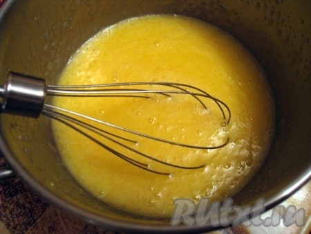 Затем нужно взбить яйца с сахаром миксером до однородности.
