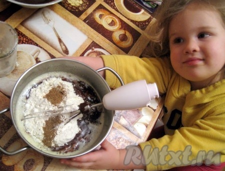 Далее нужно добавить муку, кардамон, кориандр и хорошо перемешать. Масса должна получиться блестящей, однородной, напоминающей по консистенции сметану средней густоты.