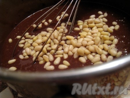 Осталось добавить последний ингредиент - орешки (можно и не добавлять), ещё раз перемешать (если орехи крупные, их надо порубить ножом). Поставить форму с пирогом в тёплую, но не горячую духовку и выпекать при температуре 180 градусов.
