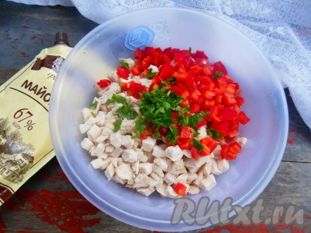 Красный перец, предварительно удалив из него семена, нарежьте на небольшие кубики. Измельчите петрушку. В салат из моркови по-корейски и курицы выложите нарезанные перец и петрушку. Заправьте салат "Петергоф" майонезом, по желанию, добавьте соль, черный молотый перец, лимонный сок по вкусу, тщательно перемешайте. 