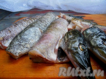 Щуку хорошо промойте под проточной водой, очистите от чешуи и внутренностей. Тщательно промойте внутри. Удалите голову, хвост и плавники.
