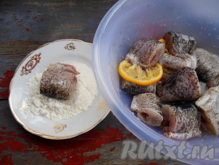 По истечении времени обваляйте со всех сторон кусочки щуки в пшеничной муке.
