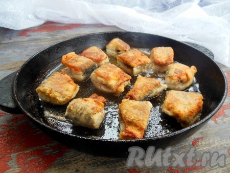 Обжарьте кусочки щуки на хорошо разогретой сковороде, не накрывая крышкой, по 5-7 минут с каждой стороны на небольшом огне (до румяной золотой корочки).