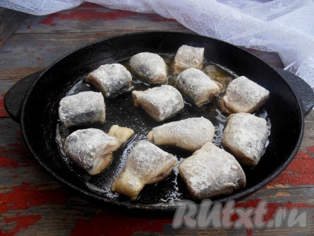 Разогрейте сковороду с добавлением растительного масла, выложите кусочки щуки.
