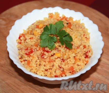 Гарнир из кус-куса с овощами готов. При подаче можно посыпать мелко нарезанной зеленью.
