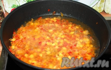 Овощи залить бульоном или водой, посолить, поперчить, добавить любимые специи.
