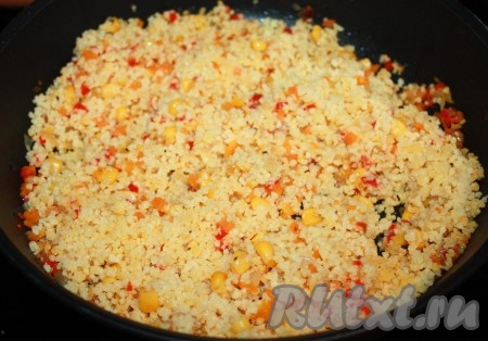 Через 5 минут перемешать овощи с кус-кусом.
