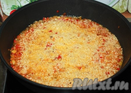 Как только жидкость закипит, добавить кус-кус, убрать сковороду с огня,&nbsp;накрыть крышкой и оставить так на 5 минут.
