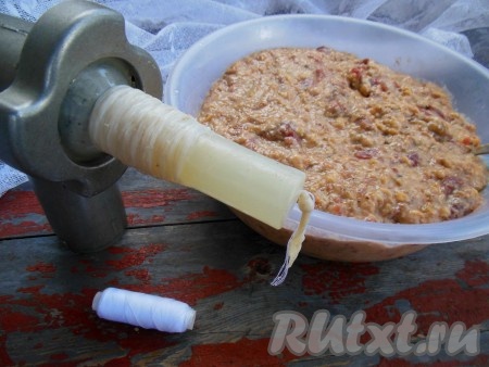 Для приготовления колбас я использую уже очищенные соленые кишки, их необходимо замочить на 20-30 минут в холодной воде. Проверьте кишку на целостность, для этого кишку можно надуть или же пропустить через нее воду из-под крана. Отмерьте необходимое количество кишки, оденьте один край кишки на насадку мясорубки для колбасы, завяжите другой край ниткой.
