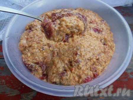 Тщательно перемешайте утиный фарш для приготовления колбасы, накройте пищевой пленкой и уберите в холодильник на 2 часа.
