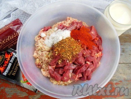 Соедините нарезанное мясо и пропущенную через мясорубку шкуру, добавьте соль, паприку, специи, молоко.
