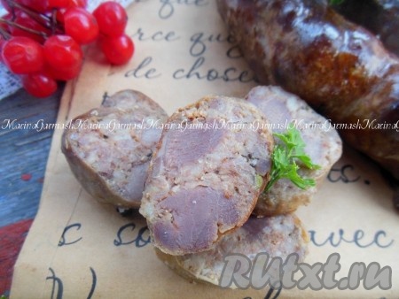 Остывшая колбаса имеет потрясающий разрез при нарезке, не крошится и не распадается. В готовом виде ее легко можно заморозить в морозилке.
