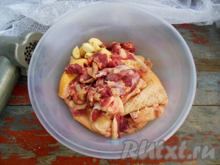 Шкуру и очищенный чеснок пропустите через мясорубку.
