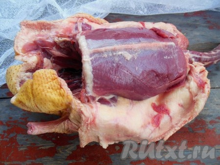 Утку вымойте, срежьте шкуру с жиром.
