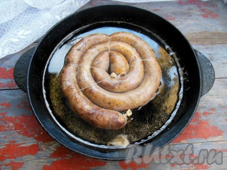 На хорошо разогретой сковороде растопите смалец (можно использовать и растительное масло), положите отваренную колбасу.
