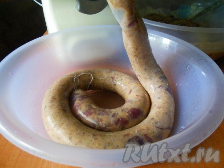 С помощь мясорубки или вручную наполните кишку утиным фаршем, но не слишком плотно.
