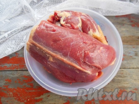 Обрежьте мясные кусочки с костей.
