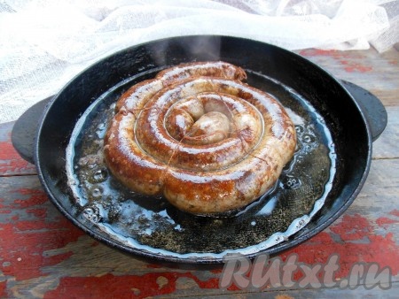 Обжарьте колбасу из утки с обеих сторон до золотистого цвета на среднем огне.
