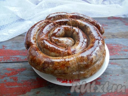 Готовую колбасу переложите в тарелку, дайте полностью остыть. Уберите на сутки в холодильник.
