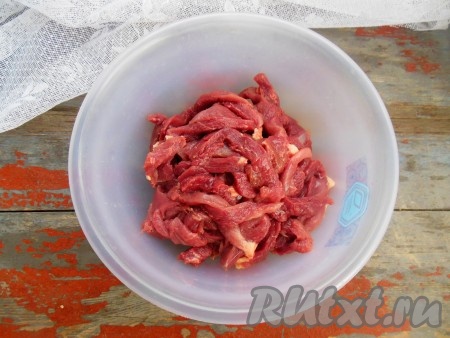 Мясные кусочки нарежьте тонкими брусочками.
