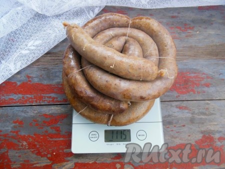 Готовую домашнюю колбасу из утки переложите в тарелку. Проварите в этой же воде оставшуюся подготовленную колбасу. Из одной утки массой 2,4 килограмма у меня получилось 1,115 килограмма домашних колбас.
