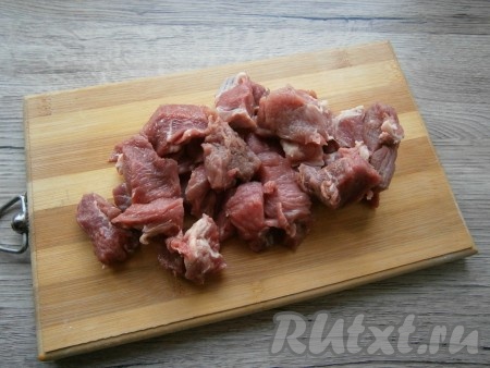 Морковь, картофель, лук и чеснок очистить. Мякоть говядины нарезать небольшими кусочками.